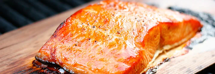 Gegrillter Lachs auf Zedernholz